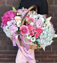 Цветочная композиция из Розы, Хризантемы, Пионы и Лизиантусы в корзине в Некрасовской