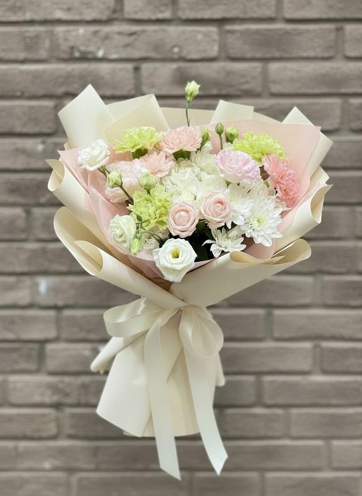 Букет цветов из: Гвоздики, Розы, Лизиантусы и Хризантемы в Некрасовской