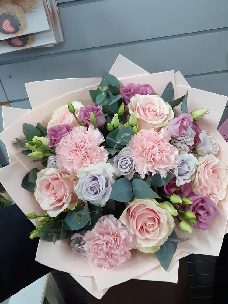 Букет цветов из: Розы, Гвоздики и Лизиантусы в Некрасовской